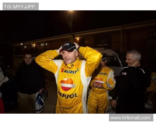 足球巨星与爱侣携手演绎绿茵场内外的温情故事