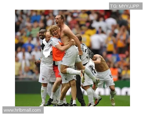 足球明星亲吻手指瞬间揭秘 意涵与情感背后的故事与传递