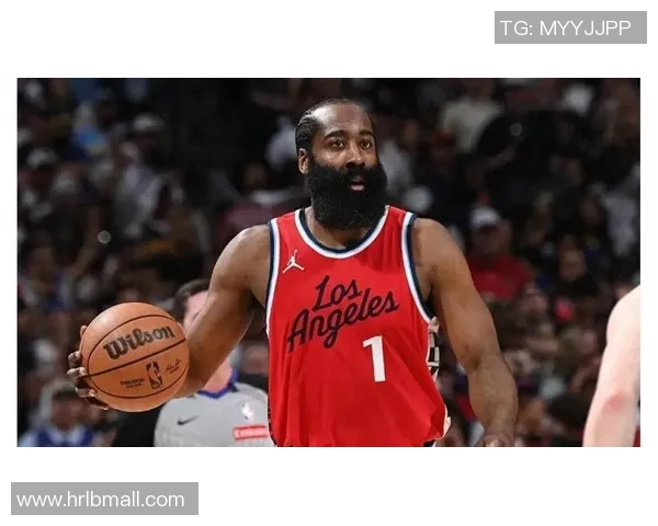 哈登与世界足球巨星同框对比照精彩呈现 展现运动员跨界魅力与球场风采